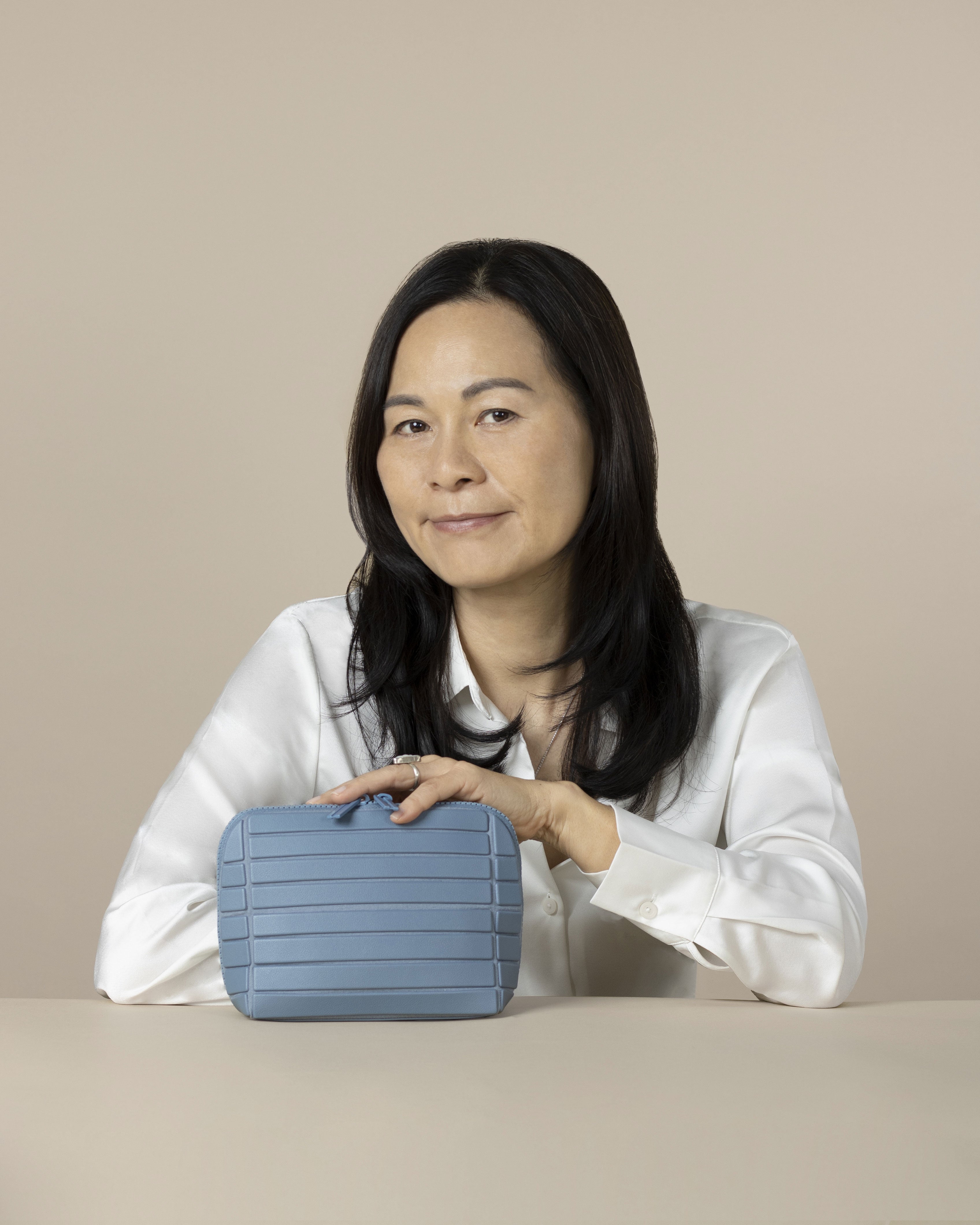 Annie Fan, Parallelle's founder seated with the Medium Slate Traveller.