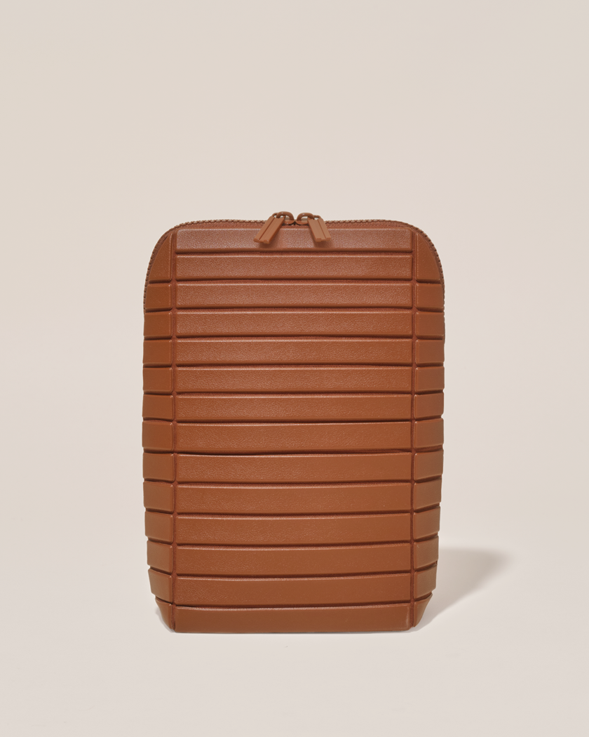 Closed Parallelle Vicuna (brown) Brush Traveller makeup bag with structured horizontal bar design